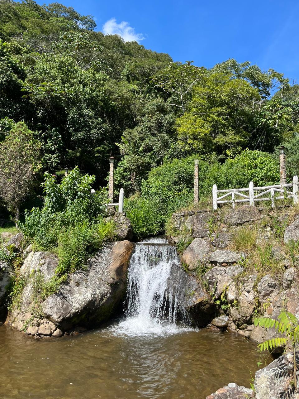 Cachoeira na serra em Miguel Pereira