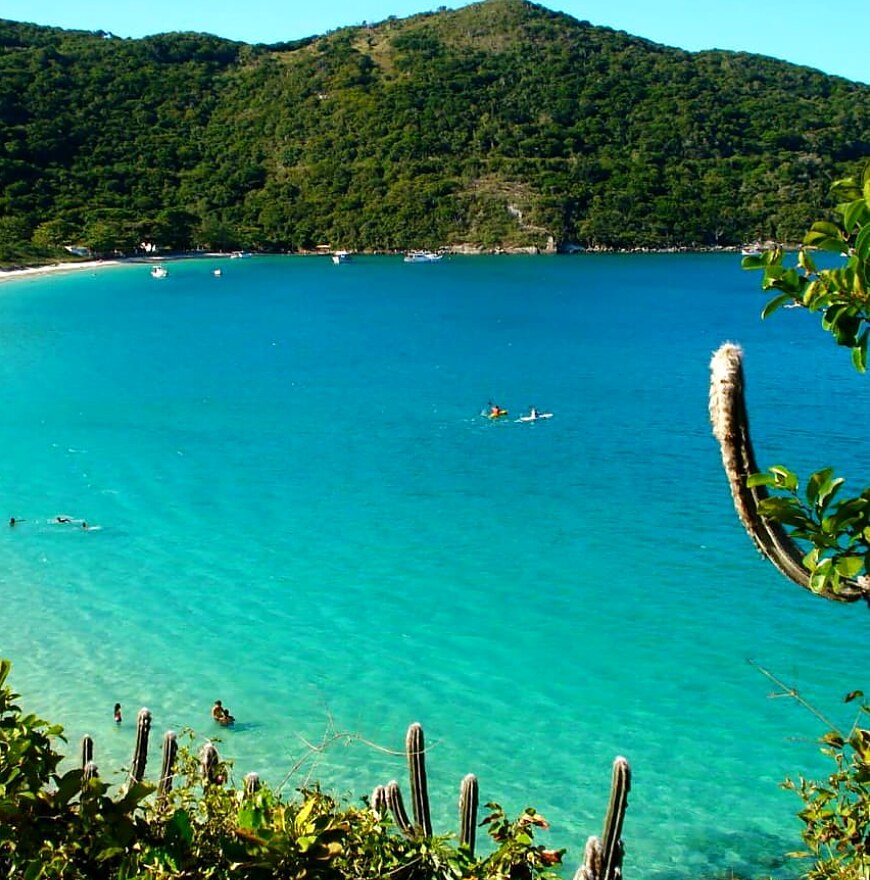 Mar cristalino no litoral do Rio